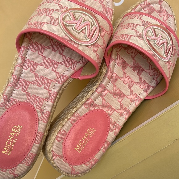 MICHAEL KORS SADLER WEDGE
MK OUTLINE JQD/EMB MK
TEA ROSE
49S3SDFA1Y
New - Picture 15 of 16